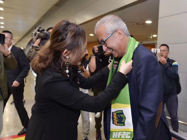 对于哈维目前的处境，古蒂说道：“哈维必须坚持自我，去做出决定，无论是好是坏。